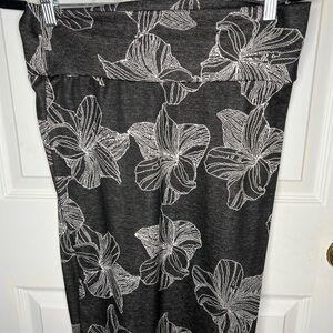 LuLaRoe Women’s Gray Floral Pattern Pencil Skirt